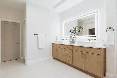 Bath - 6075 Hillpointe Row, La Jolla, CA 92037 photo 5 of 8
