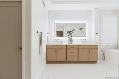 Bath - 6075 Hillpointe Row, La Jolla, CA 92037 photo 2 of 8