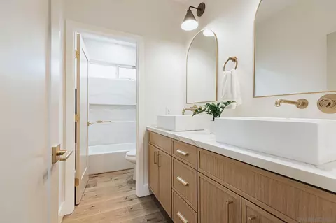 Bath - 6075 Hillpointe Row, La Jolla, CA 92037 photo 7 of 8