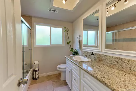 Bath - 760 S Vine St, Escondido, CA 92025 photo 1 of 4