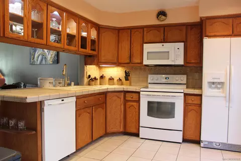 447 Ridgeway Ct, Spring Valley, CA 91977 photo 3