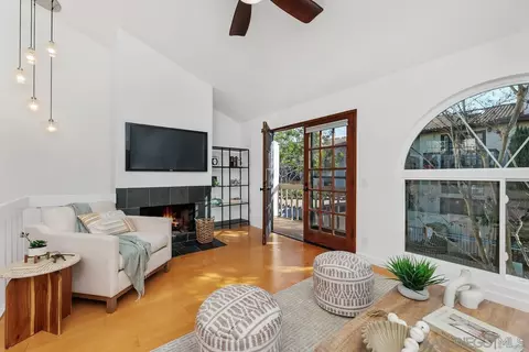 2364 Altisma Way UNIT B, Carlsbad, CA 92009