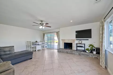 725 W College St, Fallbrook, CA 92028