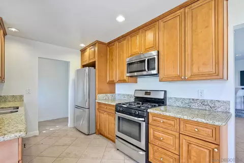 725 W College St, Fallbrook, CA 92028 photo 3