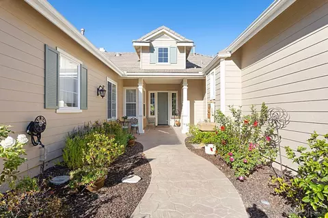 1081 Inverlochy Dr, Fallbrook, CA 92028