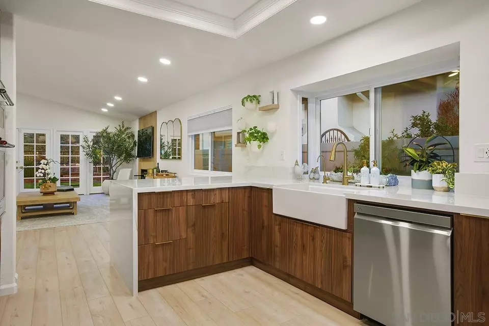 Kitchen - 4176 Caminito Terviso, San Diego, CA 92122 photo 8 of 9
