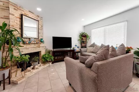 250 Espanas Gln, Escondido, CA 92026