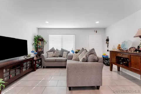 Living - 250 Espanas Gln, Escondido, CA 92026 photo 3 of 3