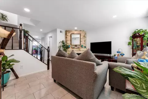 Living - 250 Espanas Gln, Escondido, CA 92026 photo 2 of 3