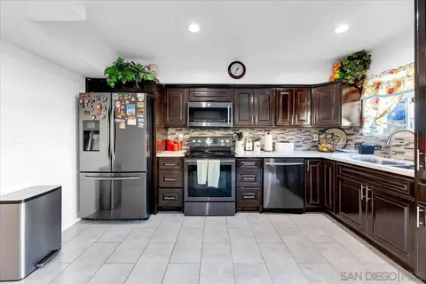 Kitchen - 250 Espanas Gln, Escondido, CA 92026 photo 2 of 4