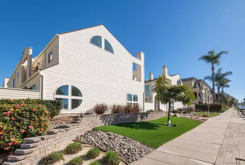 Exterior - 7585 Eads #E, La Jolla, CA 92037 photo 7 of 7