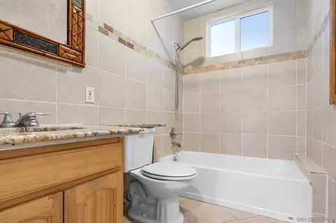 Bath - 809 Aster St, Escondido, CA 92027 photo 2 of 2