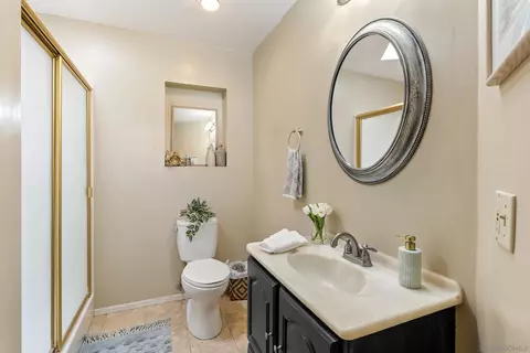 Bath - 1752 Via Entrada, Fallbrook, CA 92028 photo 2 of 2