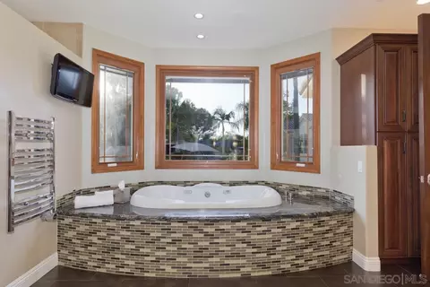 Bath - 14401 Sandhill Rd, Poway, CA 92064 photo 3 of 7
