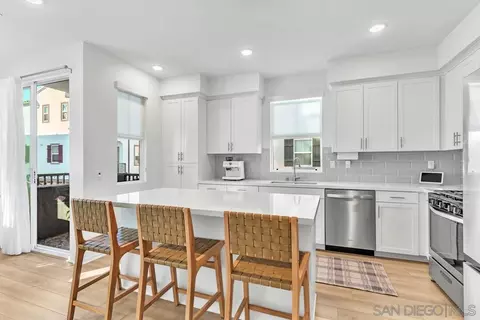 455 Atlas Gln, Escondido, CA 92025