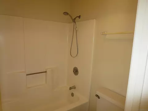 Bath - 13914 Powers Rd, Poway, CA 92064 photo 1 of 1