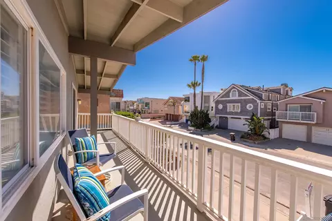 Exterior - 3412 Ocean Dr, Oxnard, CA 93035 photo 8 of 11