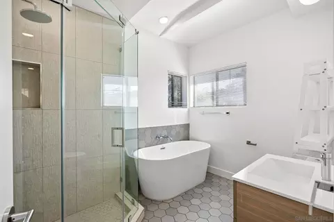 Bath - 7502 High Ave, Ja Jolla, CA 92037 photo 6 of 7