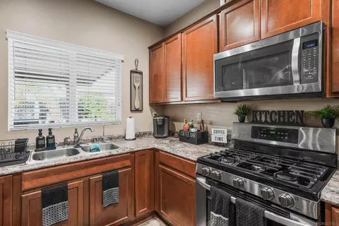 Kitchen - 32662 Bodley Ct, Temecula, CA 92592 photo 2 of 2