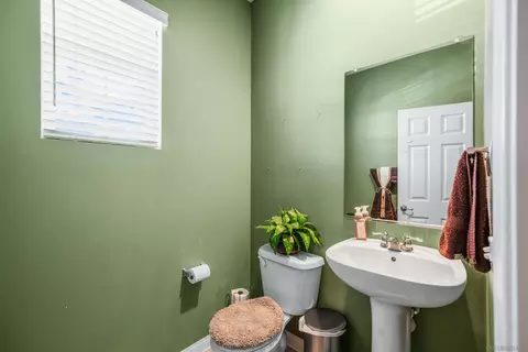 Bath - 32662 Bodley Ct, Temecula, CA 92592 photo 1 of 3