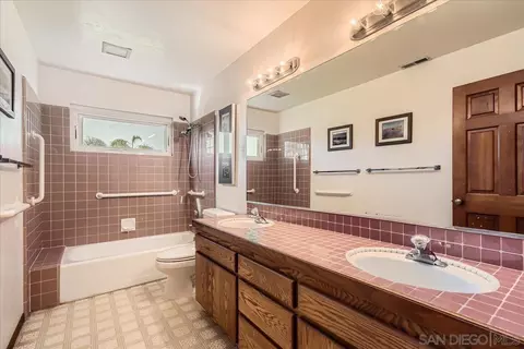 Bath - 3975 Highland Dr, Carlsbad, CA 92008 photo 3 of 4