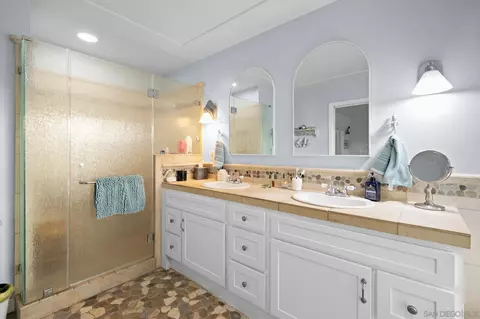 Bath - 2331 Royal Crest Dr, Escondido, CA 92025 photo 2 of 5