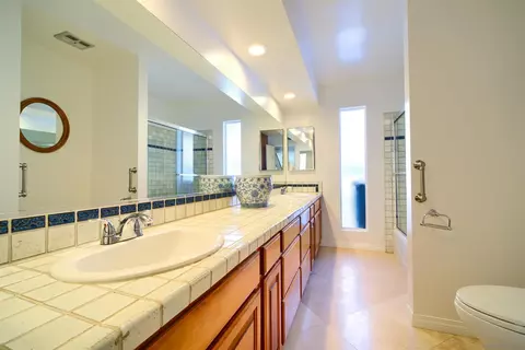 Bath - 624 Nardito Ln, Solana Beach, CA 92075 photo 1 of 2