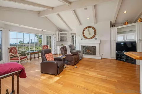 Living - 5468 Pacifica Dr, La Jolla, CA 92037 photo 3 of 4