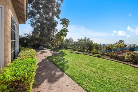 Exterior - 5468 Pacifica Dr, La Jolla, CA 92037 photo 9 of 9
