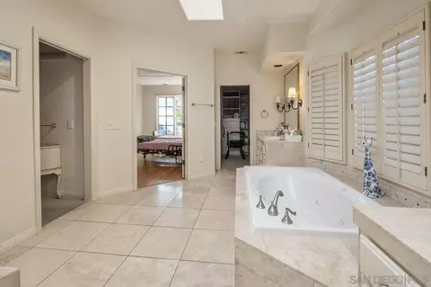 Bath - 5468 Pacifica Dr, La Jolla, CA 92037 photo 3 of 3