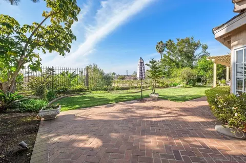 Exterior - 5468 Pacifica Dr, La Jolla, CA 92037 photo 6 of 9