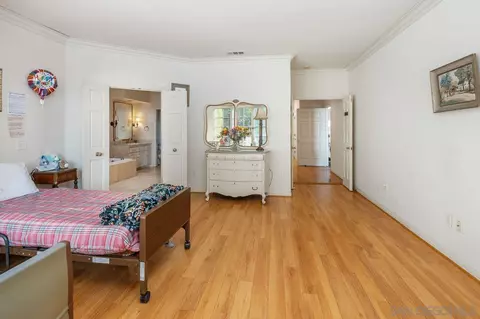 Bedroom - 5468 Pacifica Dr, La Jolla, CA 92037 photo 1 of 1