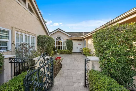 Exterior - 5468 Pacifica Dr, La Jolla, CA 92037 photo 4 of 9