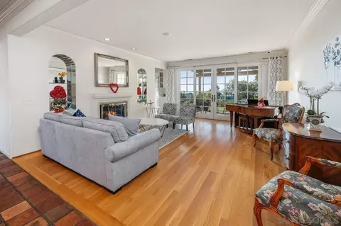 Living - 5468 Pacifica Dr, La Jolla, CA 92037 photo 1 of 4