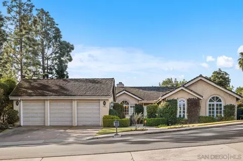 Exterior - 5468 Pacifica Dr, La Jolla, CA 92037 photo 2 of 9