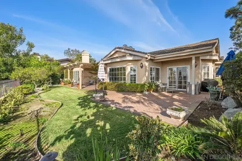 Exterior - 5468 Pacifica Dr, La Jolla, CA 92037 photo 7 of 9