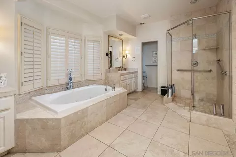 Bath - 5468 Pacifica Dr, La Jolla, CA 92037 photo 2 of 3