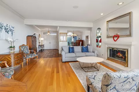 Living - 5468 Pacifica Dr, La Jolla, CA 92037 photo 2 of 4