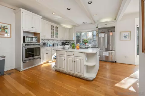 Kitchen - 5468 Pacifica Dr, La Jolla, CA 92037 photo 1 of 2