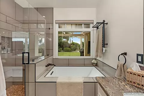 Bath - 2873 Willow Oak, Ramona, CA 92065 photo 2 of 5