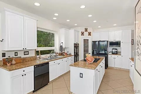 Kitchen - 2873 Willow Oak, Ramona, CA 92065 photo 3 of 5