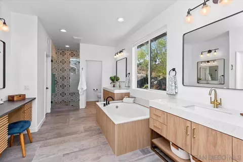 Bath - 574 Kristen Ct, Encinitas, CA 92024 photo 2 of 5