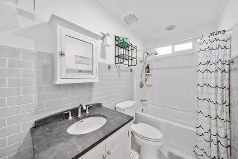 Bath - 501 Danny St, El Cajon, CA 92021 photo 2 of 2