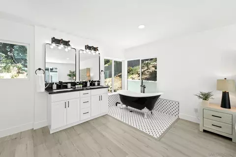 Bath - 9130 Edgewood Dr, La Mesa, CA 91941 photo 4 of 8