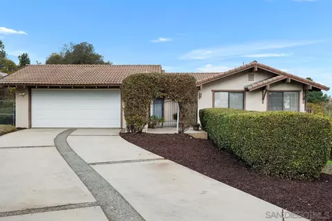743 Carnation Ln, Fallbrook, CA 92028 photo 3