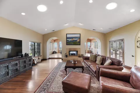 Living - 12963 Glen Circle Rd, Poway, CA 92064 photo 3 of 11