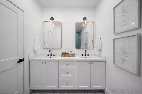 Bath - 3205 Brookside Ln, Encinitas, CA 92024 photo 7 of 8