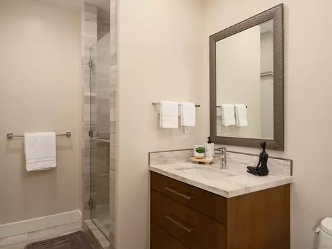 Bath - 5976 Germaine Ln, La Jolla, CA 92037 photo 5 of 5