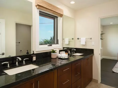 Bath - 5976 Germaine Ln, La Jolla, CA 92037 photo 2 of 5