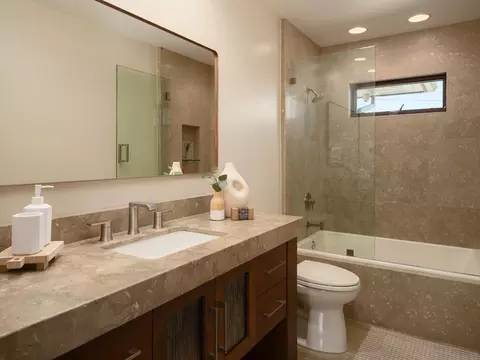 Bath - 5976 Germaine Ln, La Jolla, CA 92037 photo 4 of 5